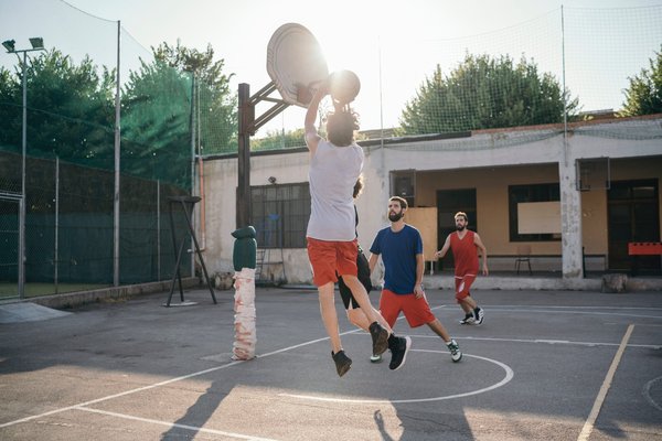 Comment la préparation physique varie-t-elle en fonction des postes en basket ?